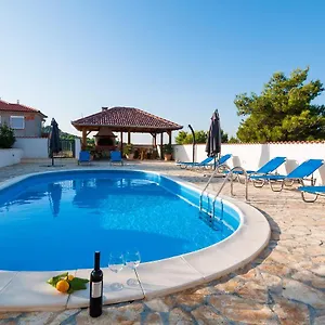 Vila Lavender With Pool And Wellness